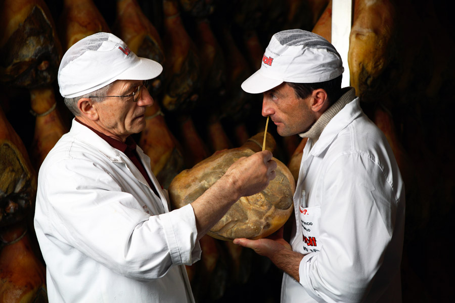 Sauris Una fase della lavorazione © Prosciuttificio Wolf Sauris