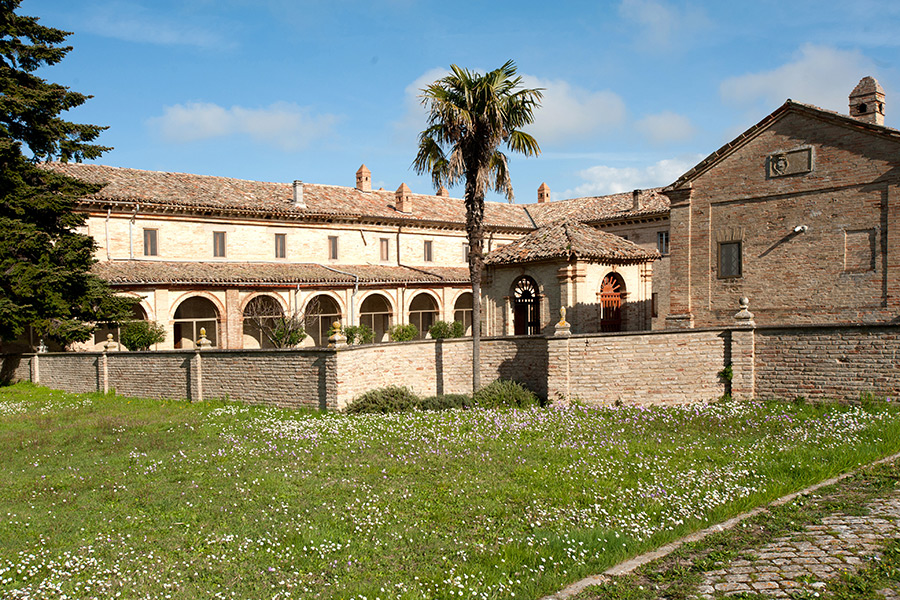 Fano Eremo di Montegiove - il cortile, il chiostro e le celle © Fabrizio Ardito