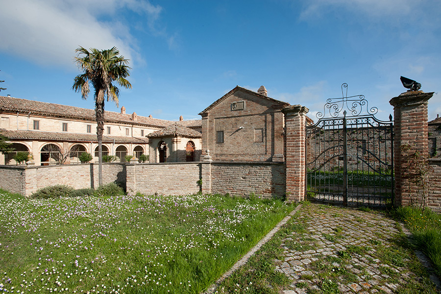 Fano Eremo di Montegiove - il cortile, il chiostro e le celle © Fabrizio Ardito