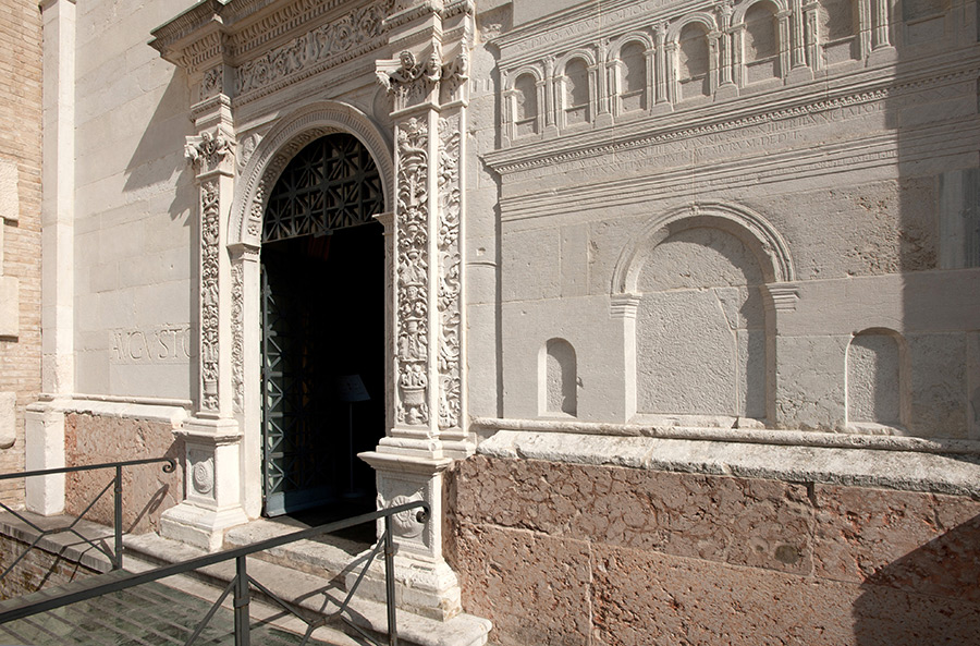 Fano San Michele - particolare: l'Arco di Augusto nel bassorilievo © Fabrizio Ardito
