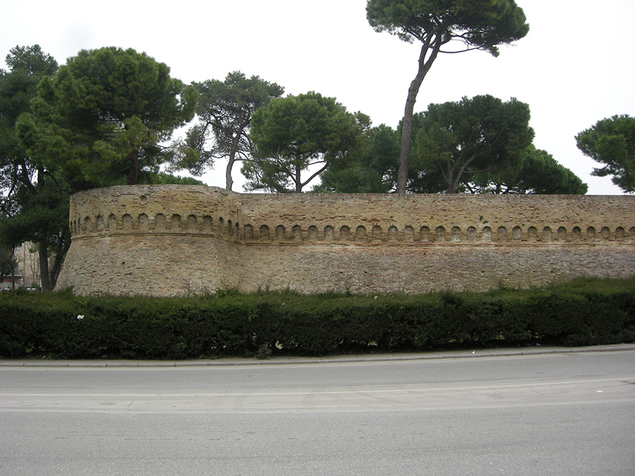Fano Fano, le mura cc sa by Sailko, wikimedia commons