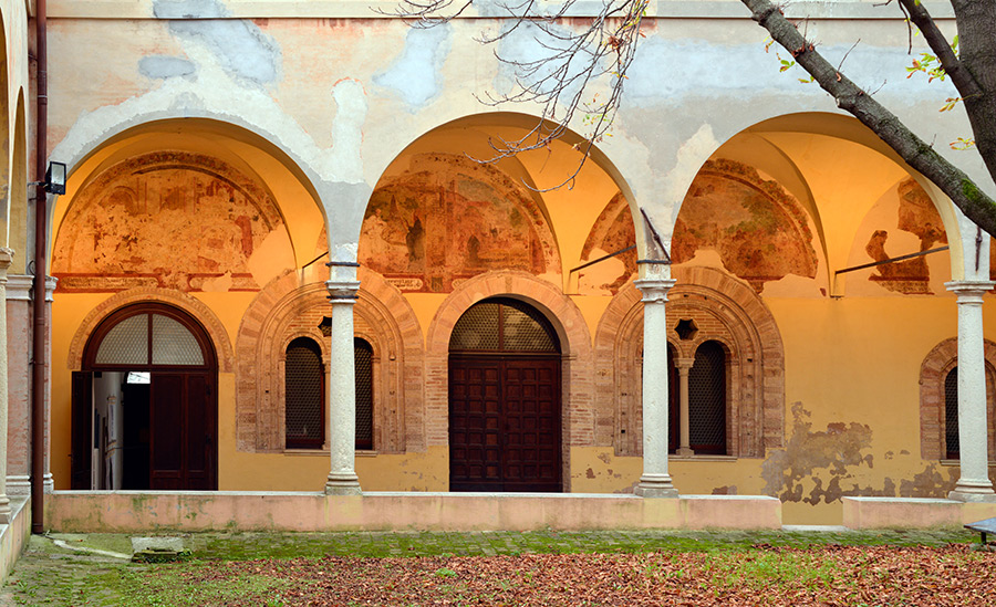 Fano Sant'Agostino I chiostri © Piergiorgio Budassi, per concessione del Seminario Vescovile S. Carlo