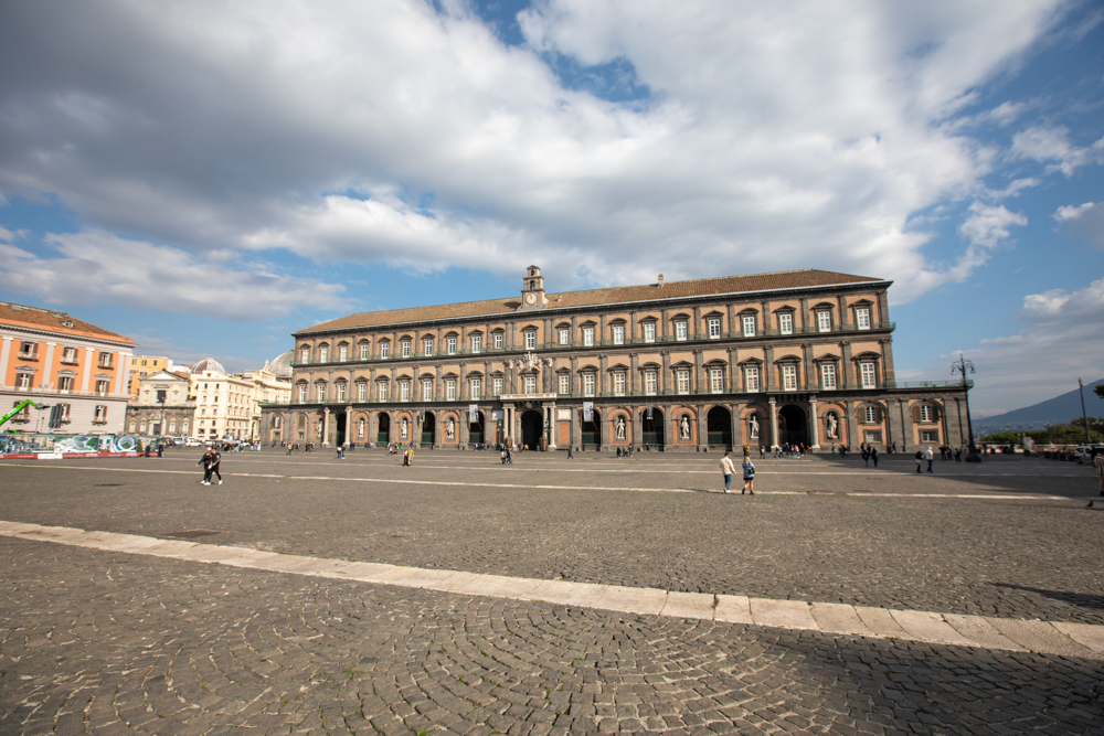 Napoli Palazzo Reale © A.Rossi, Cameleo S.r.l. (Rm - si ringraziano: il Sindaco e l'Ufficio Cinema del Comune di Napoli e l'Associazione Guide turistiche Campania