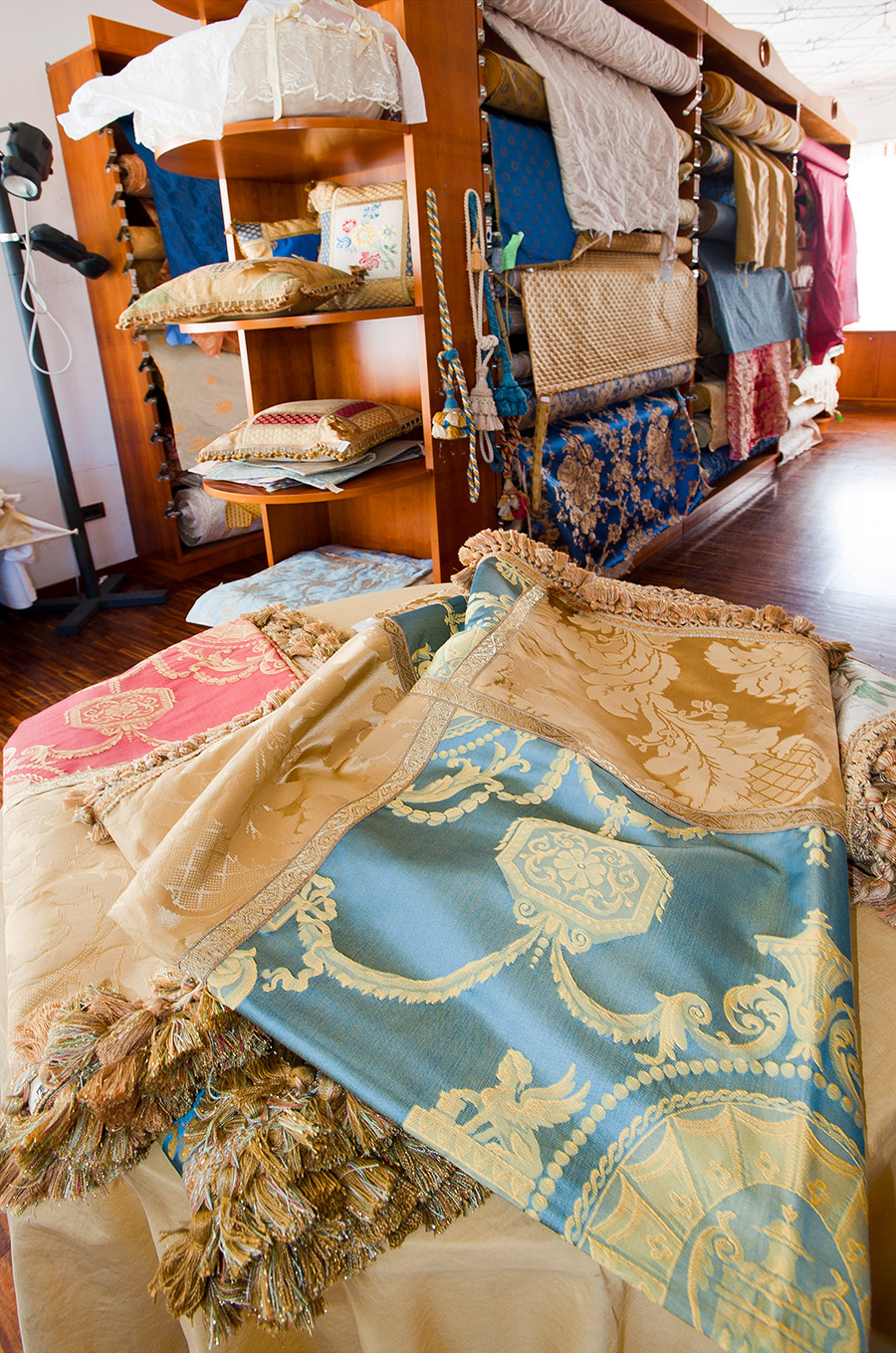 Caserta Complesso monumentale del Belvedere di San Leucio, moderni tessuti di seta © Natalino Russo