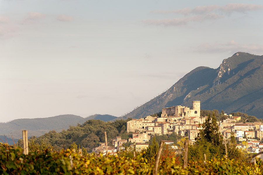 Riardo Veduta col castello © Natalino Russo