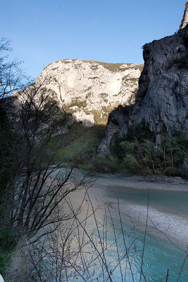 Gole del Furlo Acqualagna Gola del Furlo, l'imbocco del canyon dal parco pubblico di Acqualagna © Fabrizio Ardito
