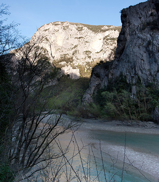 Gole del Furlo Acqualagna Gola del Furlo, l'imbocco del canyon dal parco pubblico di Acqualagna © Fabrizio Ardito