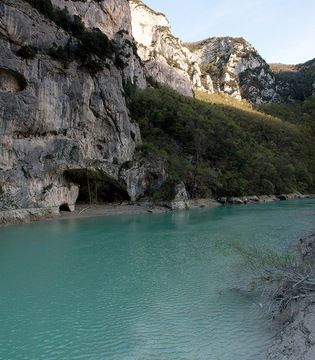 Gole del Furlo Acqualagna Gola del Furlo, l'imbocco del canyon dal parco pubblico di Acqualagna © Fabrizio Ardito