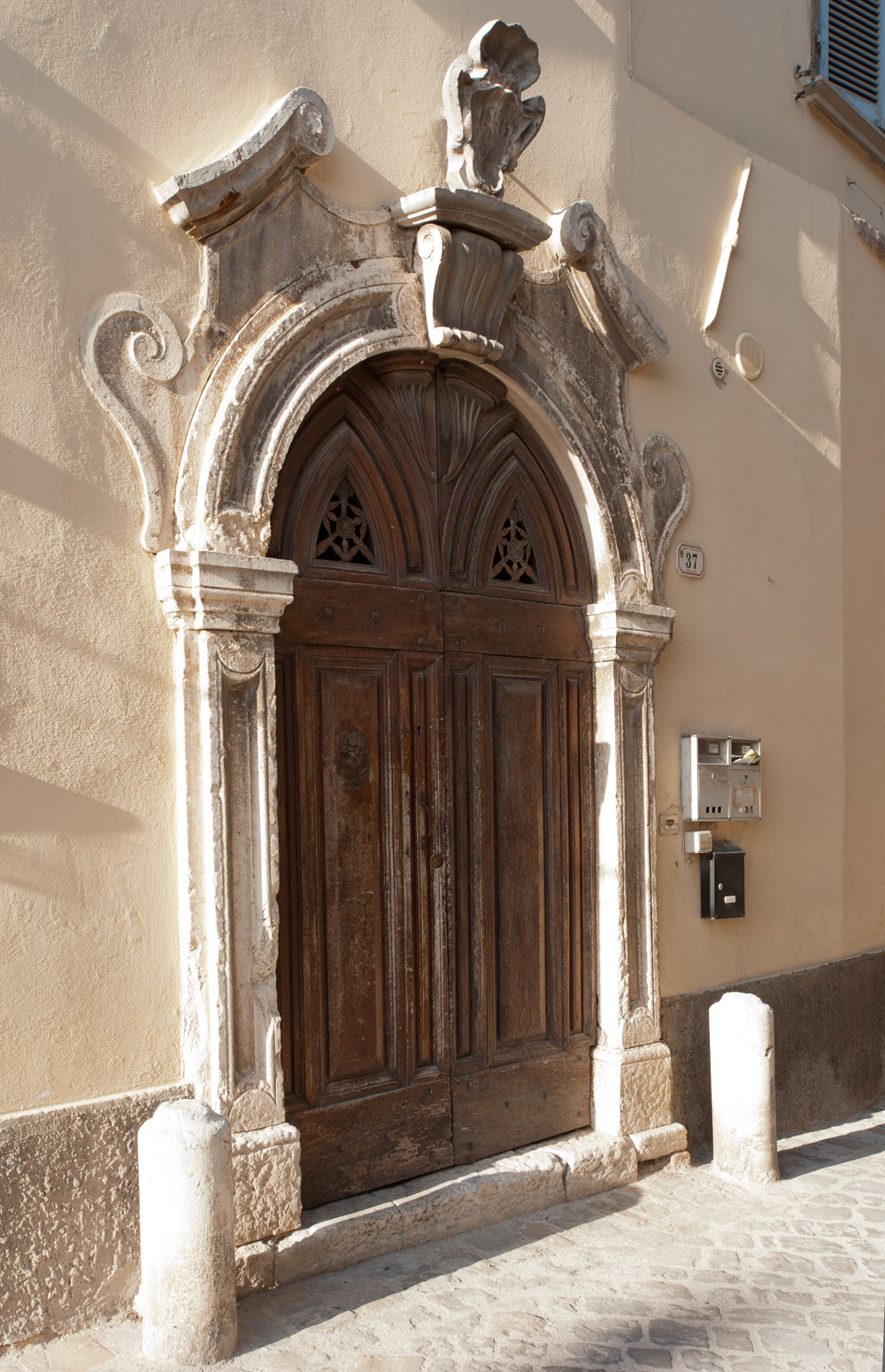 Fossombrone Portale decorato nel centro storico © Fabrizio Ardito