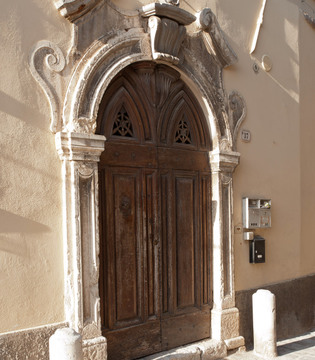 Fossombrone Portale decorato nel centro storico © Fabrizio Ardito