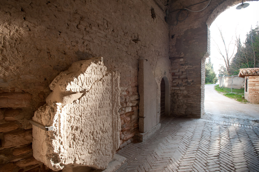 Fossombrone Corte Alta - bassorilievi e lapidi romane © Fabrizio Ardito