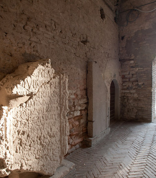 Fossombrone Corte Alta - bassorilievi e lapidi romane © Fabrizio Ardito