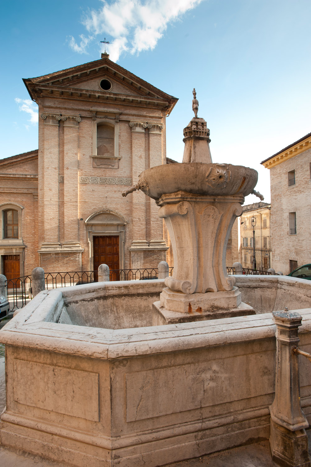 Fossombrone Chiesa di Sant'Agostino e fontana cinquecentesca © Fabrizio Ardito