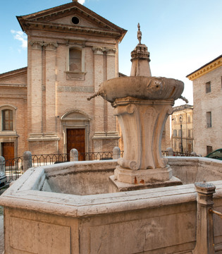 Fossombrone Chiesa di Sant'Agostino e fontana cinquecentesca © Fabrizio Ardito
