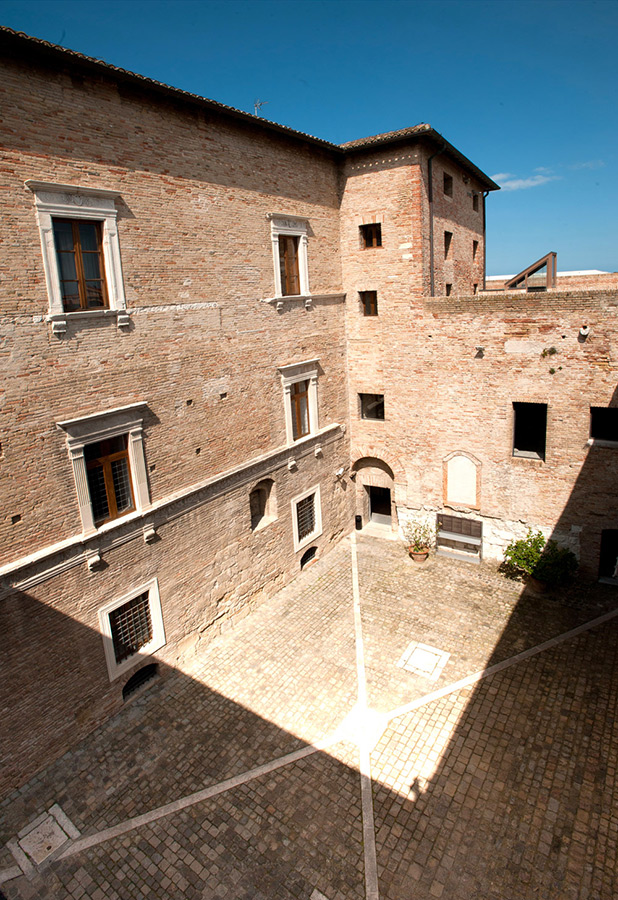 Senigallia Rocca Roverasca - cortile interno © Fabrizio Ardito