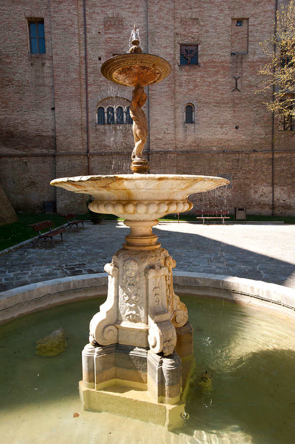 Corinaldo Fontana nei pressi delle mura © Fabrizio Ardito