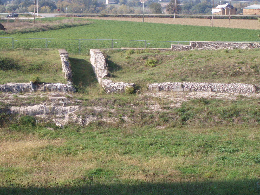 Suasa L'anfiteatro cc sa by Accurimbono, wikimedia commons