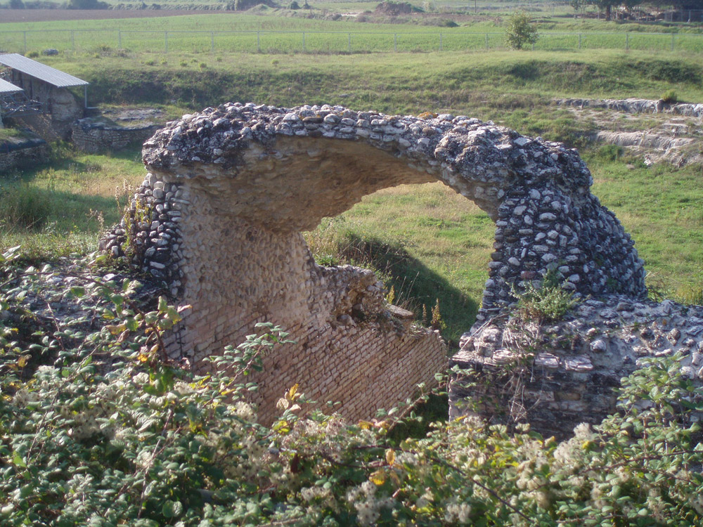 Suasa Vomitorim dell'anfiteatro cc sa by Accurimbono, wikimedia commons