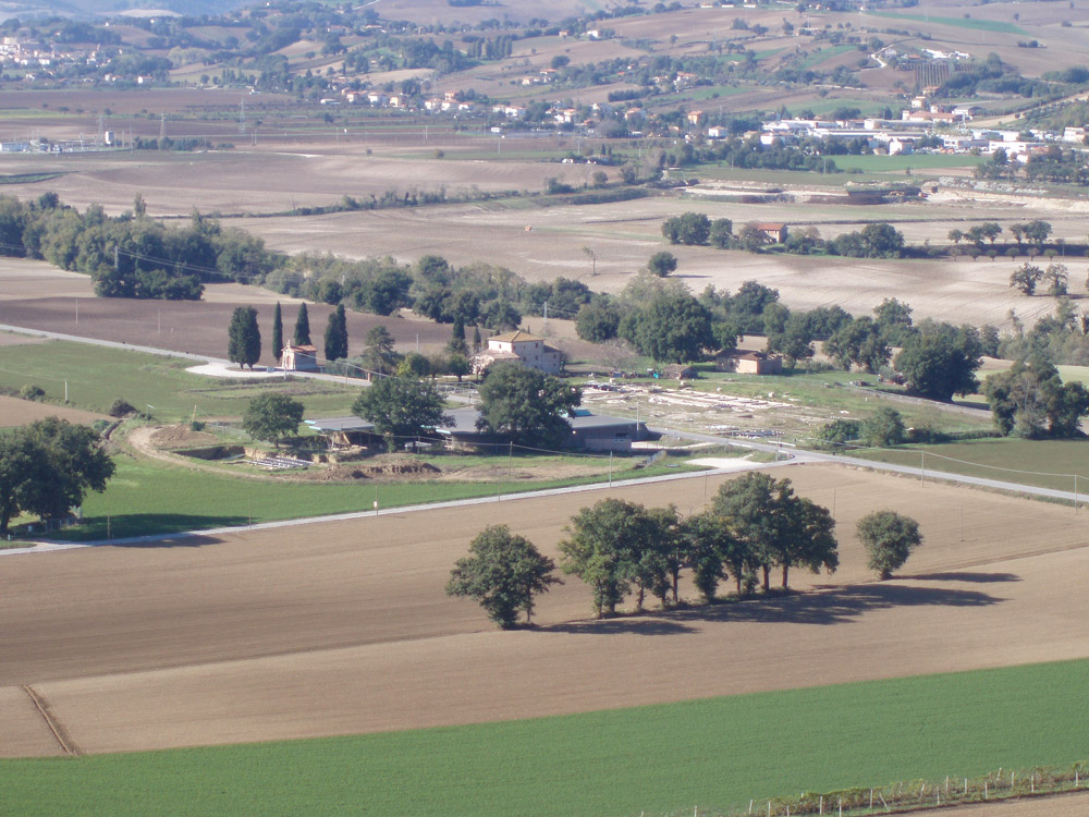 Suasa Veduta dell'area archeologica cc sa by Accurimbono, wikimedia commons