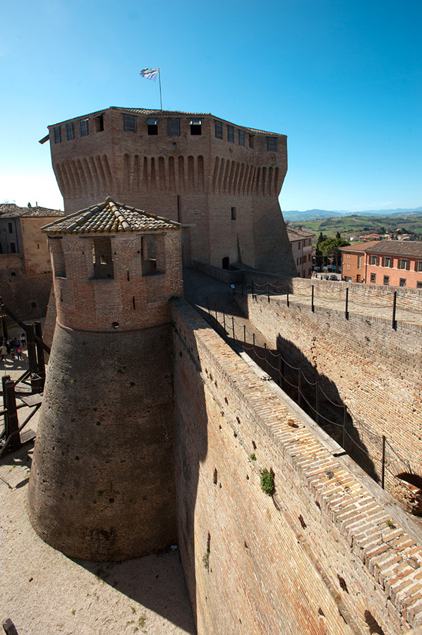Mondavio La rocca - veduta dall'alto del fossato © Fabrizio Ardito