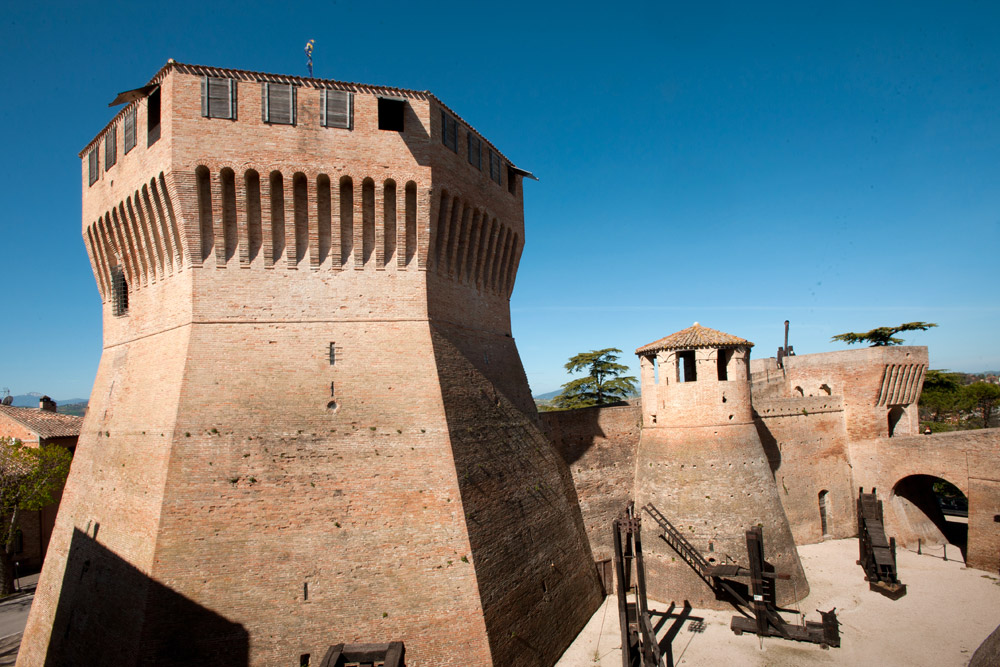 Mondavio La rocca - il torrione © Fabrizio Ardito