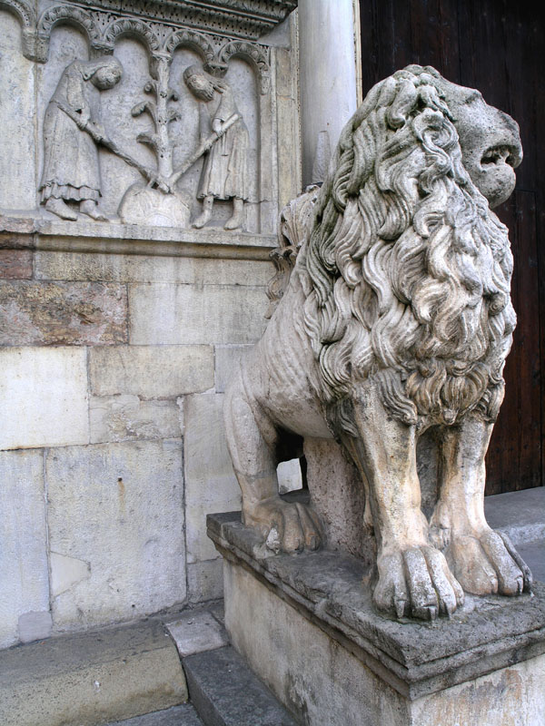 Duomo di Modena Leone del portale e Adamo ed Eva dopo la cacciata © Mario Vianelli