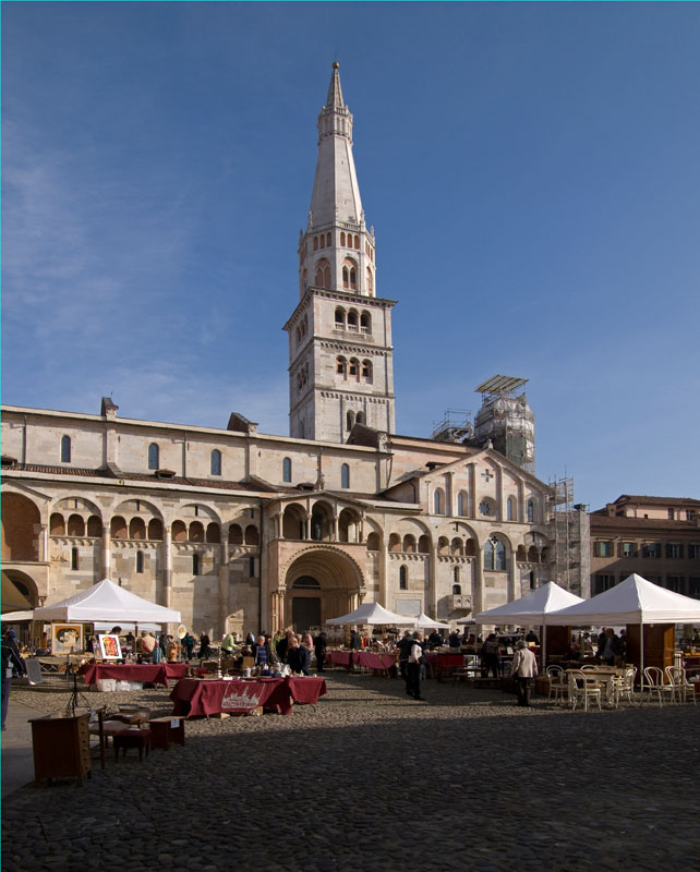 Duomo di Modena Piazza Grande, duomo e Ghirlandina © Mario Vianelli