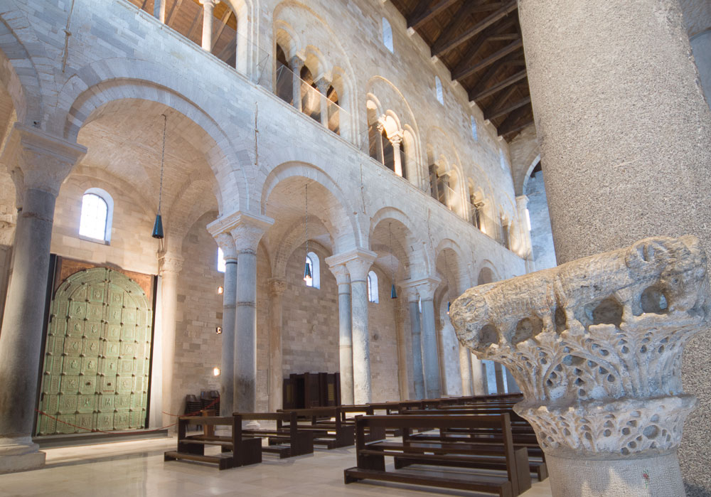 Trani Cattedrale, interno con capitello e porta in bronzo (XII secolo) © Natalino Russo