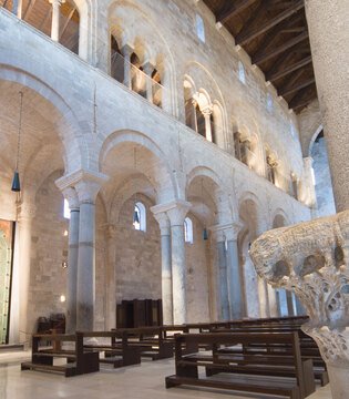 Trani Cattedrale, interno con capitello e porta in bronzo (XII secolo) © Natalino Russo