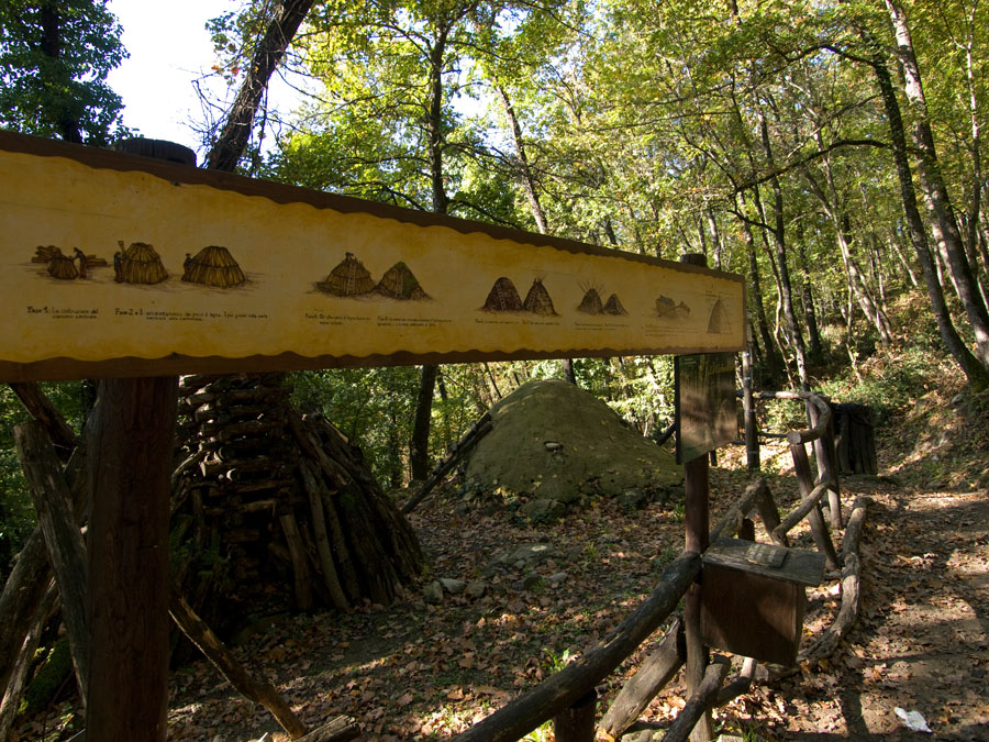 Rocca Malatina Ricostruzione didattica di carbonaia © Mario Vianelli