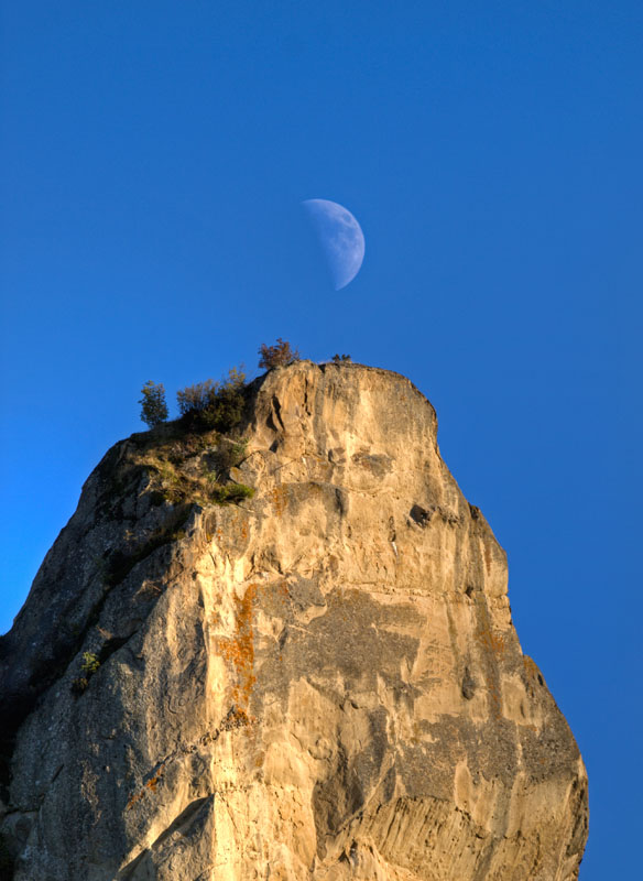 Luna crescente sui Sassi di Rocca Malatina © Mario Vianelli
