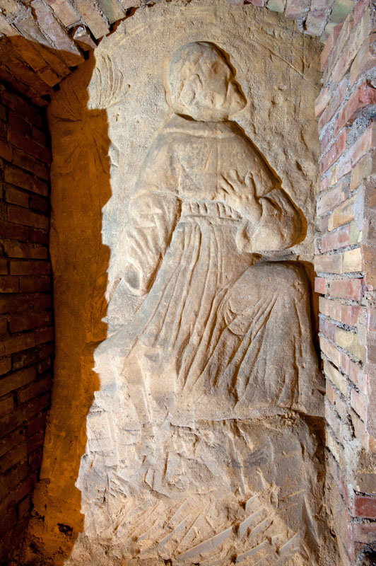 Osimo Grotta del Cantinone, bassorilievo con frate francescano © Fabrizio Ardito