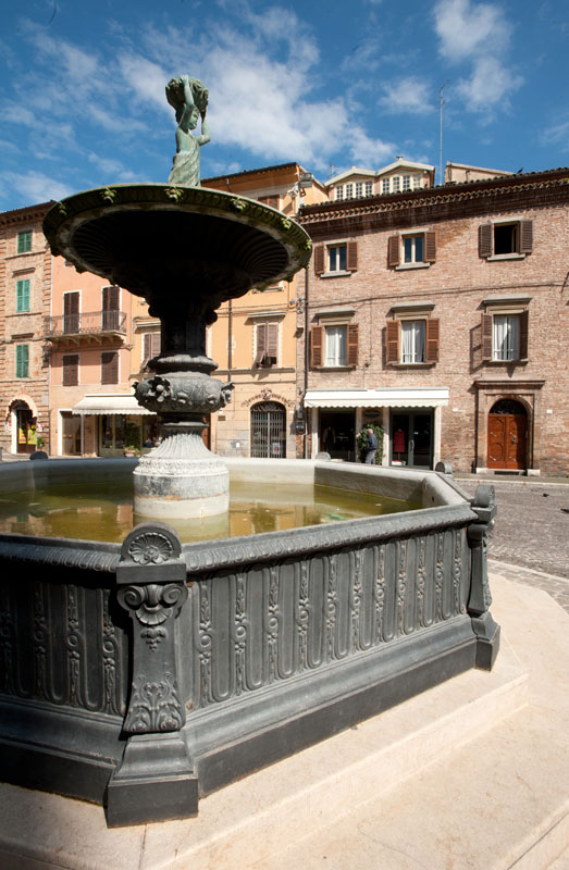 Osimo Piazza Boccolino, fontana © Fabrizio Ardito