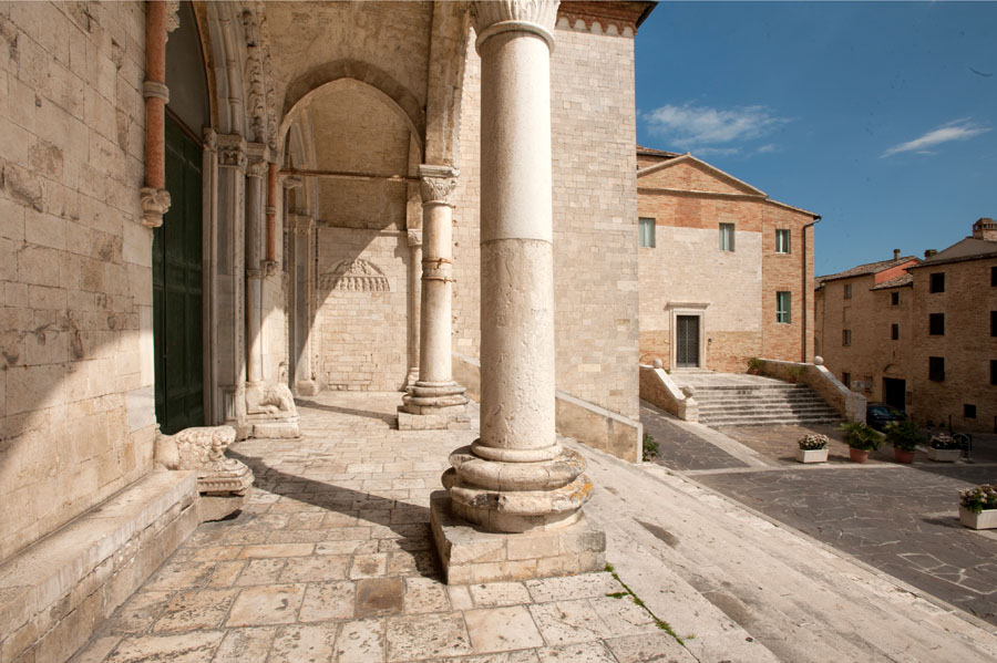 Osimo San Leopardo facciata e protiro © Fabrizio Ardito