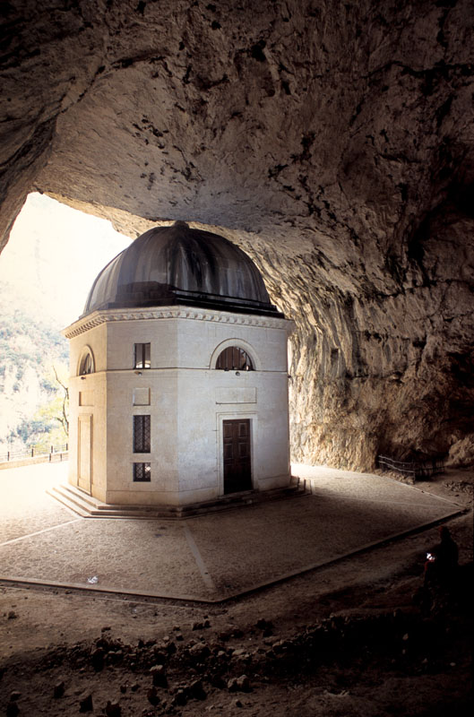Genga Tempietto neoclassico Valadier © Fabrizio Ardito