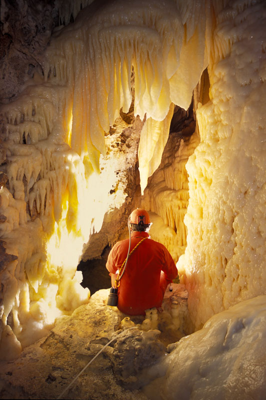 Frasassi Visitatore ai margini dell'itinerario turistico © Fabrizio Ardito