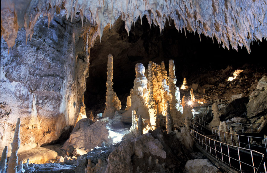 Frasassi Sala Ancona, colonne stalagmitiche © Fabrizio Ardito