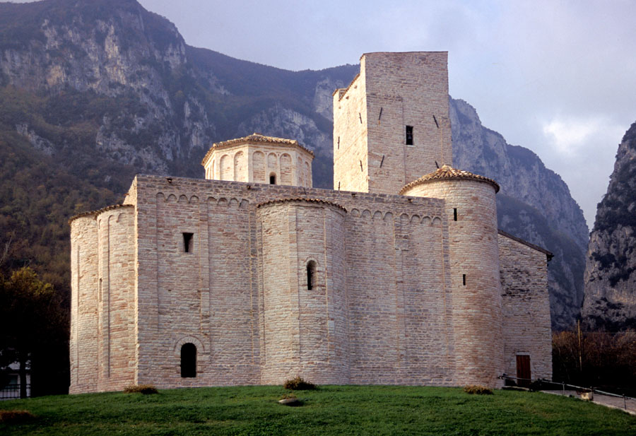 Genga Abbazia di San Vittore delle Chiuse © Fabrizio Ardito