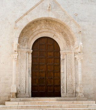 Bisceglie Cattedrale, portale sulla facciata principale © Natalino Russo