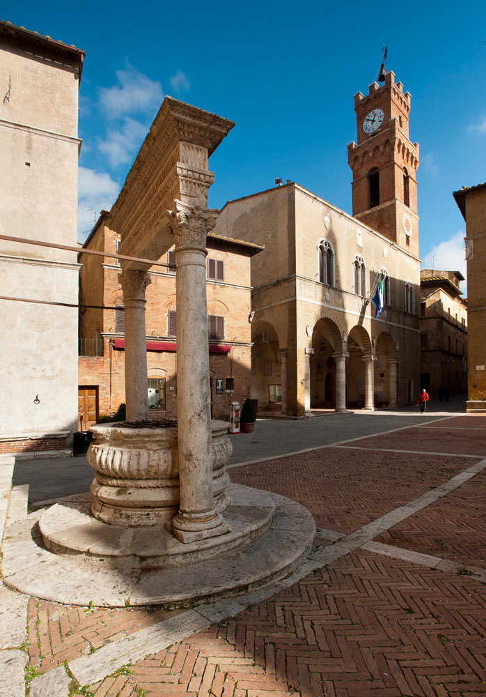 Pienza Piazza Pio II, pozzo e palazzo comunale © Fabrizio Ardito