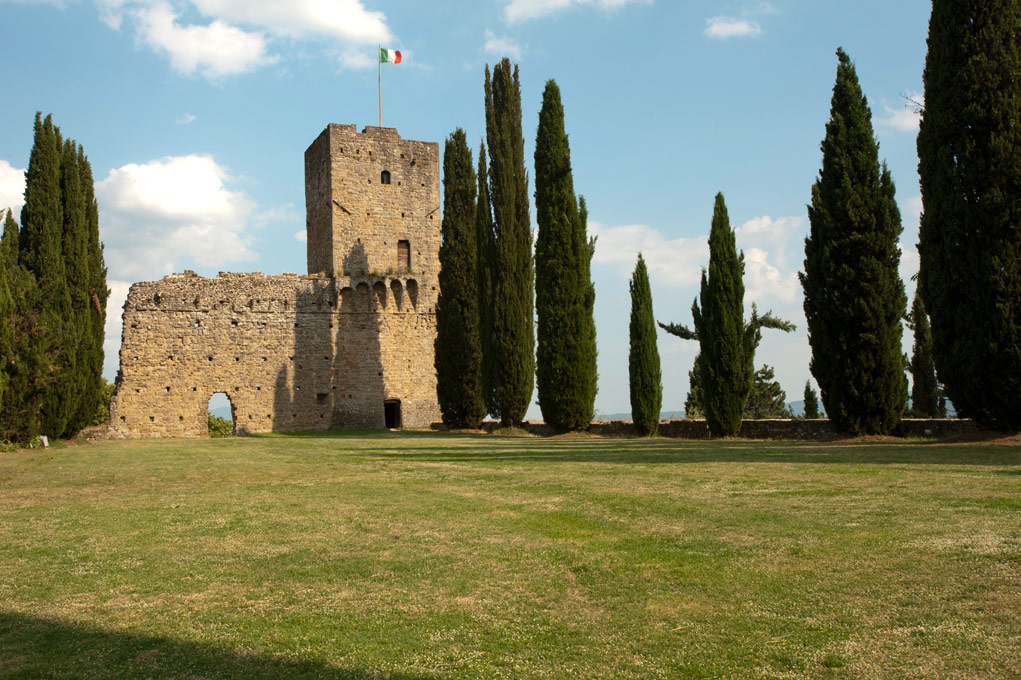 Pratovecchio Castello di Romena, cortile interno e torre © Fabrizio Ardito
