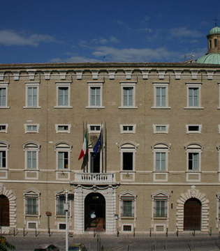 Ancona Museo Archeologico Nazionale, facciata e ingresso © Archivio Fotografico della Soprintendenza per i Beni Archeologici delle Marche su concessione del Ministero per i Beni e le Attività Culturali e del Turismo Direzione Regionale per i Beni Culturali e Paesaggistici delle Marche - Soprintendenza Beni Archeologici delle Marche