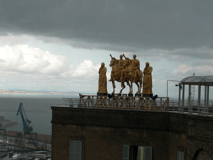 Ancona Museo Archeologico Nazionale - tetto - copia del gruppo bronzeo di Cartocerto di Pergola © Archivio Fotografico della Soprintendenza per i Beni Archeologici delle Marche su concessione del Ministero per i Beni e le Attività Culturali e del Turismo Direzione Regionale per i Beni Culturali e Paesaggistici delle Marche - Soprintendenza Beni Archeologici delle Marche