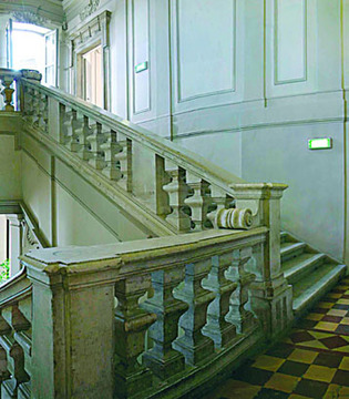 Ancona Museo Archeologico Nazionale, scalone © Archivio Fotografico della Soprintendenza per i Beni Archeologici delle Marche su concessione del Ministero per i Beni e le Attività Culturali e del Turismo Direzione Regionale per i Beni Culturali e Paesaggistici delle Marche - Soprintendenza Beni Archeologici delle Marche