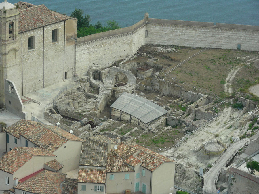 Ancona Veduta aerea dell'Anfiteatro romano © Archivio Fotografico della Soprintendenza per i Beni Archeologici delle Marche su concessione del Ministero per i Beni e le Attività Culturali e del Turismo Direzione Regionale per i Beni Culturali e Paesaggistici delle Marche - Soprintendenza Beni Archeologici delle Marche
