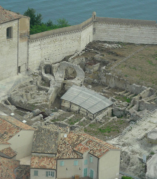 Ancona Veduta aerea dell'Anfiteatro romano © Archivio Fotografico della Soprintendenza per i Beni Archeologici delle Marche su concessione del Ministero per i Beni e le Attività Culturali e del Turismo Direzione Regionale per i Beni Culturali e Paesaggistici delle Marche - Soprintendenza Beni Archeologici delle Marche