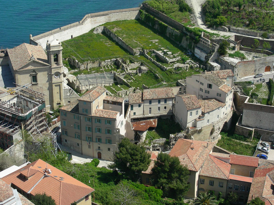Ancona Veduta aerea dell'Anfiteatro romano © Archivio Fotografico della Soprintendenza per i Beni Archeologici delle Marche su concessione del Ministero per i Beni e le Attività Culturali e del Turismo Direzione Regionale per i Beni Culturali e Paesaggistici delle Marche - Soprintendenza Beni Archeologici delle Marche