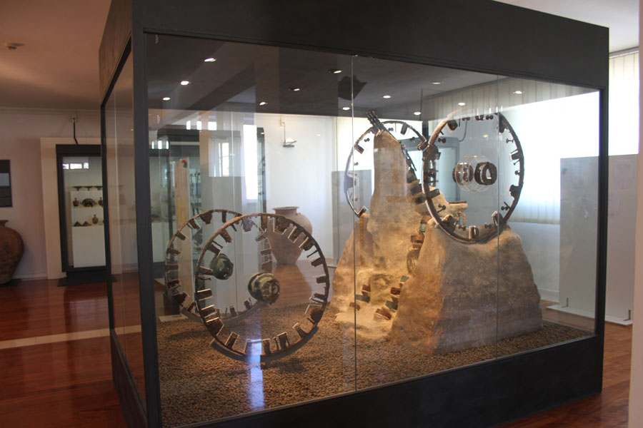 Numana Antiquarium Statale, corredo della Tomba della Regina © Archivio Fotografico della Soprintendenza per i Beni Archeologici delle Marche su concessione del Ministero per i Beni e le Attività Culturali e del Turismo Direzione Regionale per i Beni Culturali e Paesaggistici delle Marche - Soprintendenza Beni Archeologici delle Marche