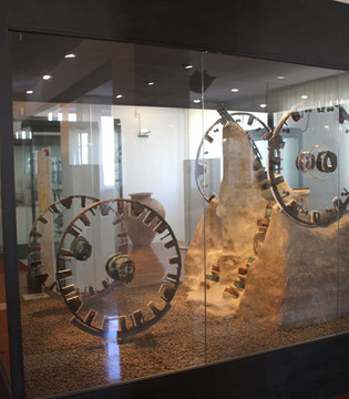 Numana Antiquarium Statale, corredo della Tomba della Regina © Archivio Fotografico della Soprintendenza per i Beni Archeologici delle Marche su concessione del Ministero per i Beni e le Attività Culturali e del Turismo Direzione Regionale per i Beni Culturali e Paesaggistici delle Marche - Soprintendenza Beni Archeologici delle Marche