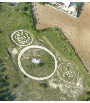 Sirolo Necropoli e area archeologica I Pini © Archivio Fotografico della Soprintendenza per i Beni Archeologici delle Marche su concessione del Ministero per i Beni e le Attività Culturali e del Turismo Direzione Regionale per i Beni Culturali e Paesaggistici delle Marche - Soprintendenza Beni Archeologici delle Marche